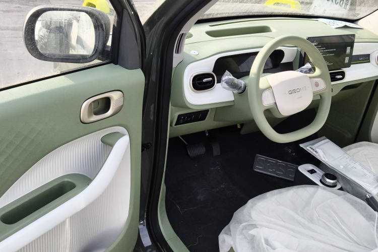 吉利银河 2025款 210km 熊猫骑士中控内饰7003