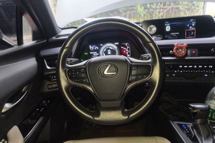 雷克萨斯UX 2020款 260h 探·酷版中控内饰13