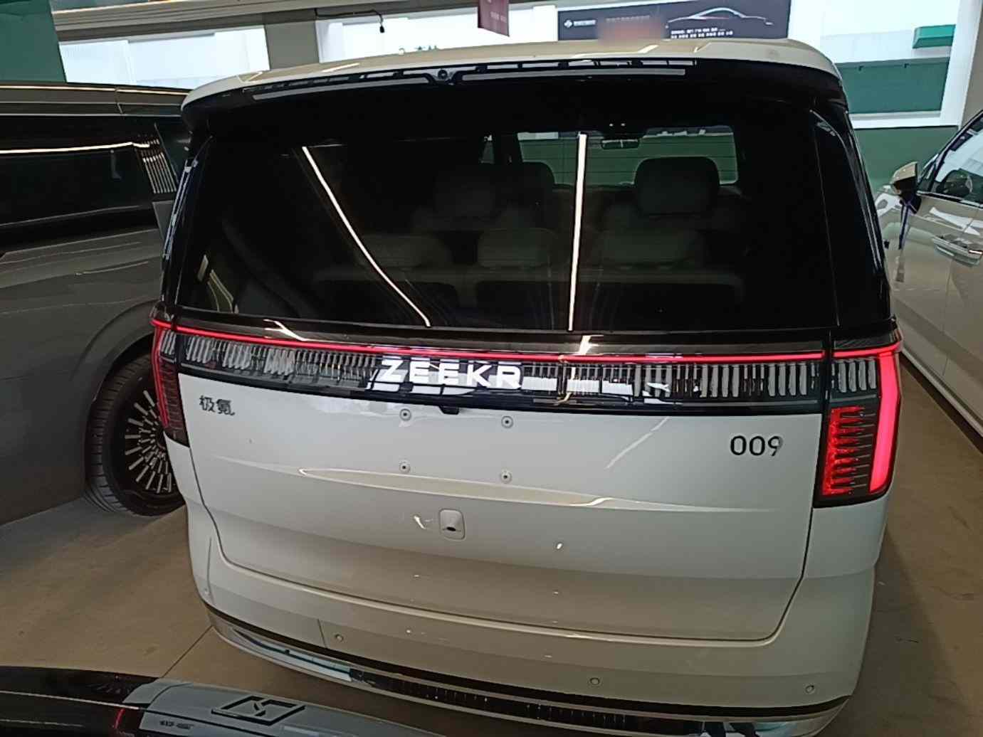 极氪009 2024款 七座过道版四驱 108kWh(4)