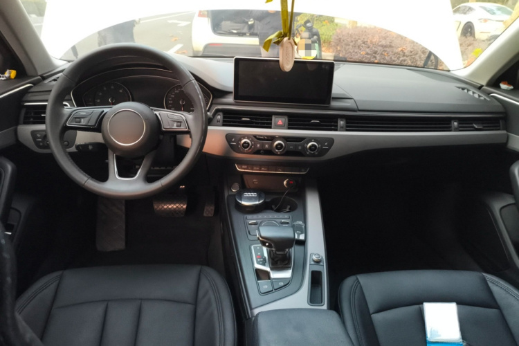 奥迪A4L 2018款 30周年年型 40 TFSI 进取型中控内饰12