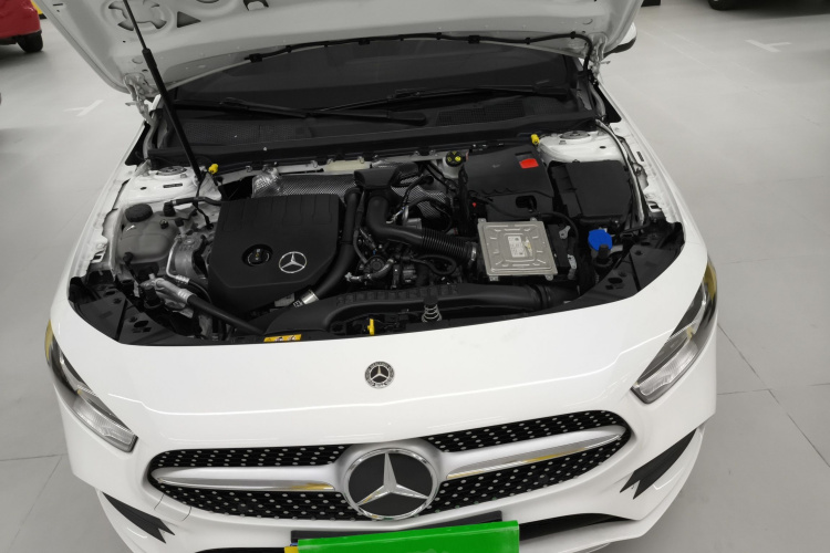 奔驰A级 2020款 改款二 A 180 L 运动轿车机舱底盘24