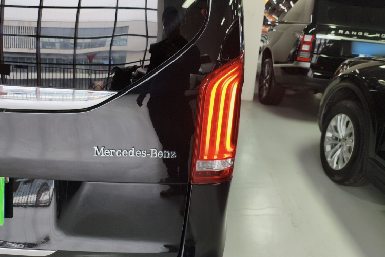 奔驰V级 2022款 V 260 领航版车身外观9