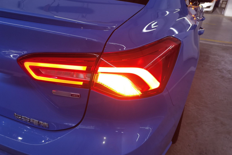 福特 福克斯 2022款 三厢 EcoBoost 180 自动ST Line车身外观9