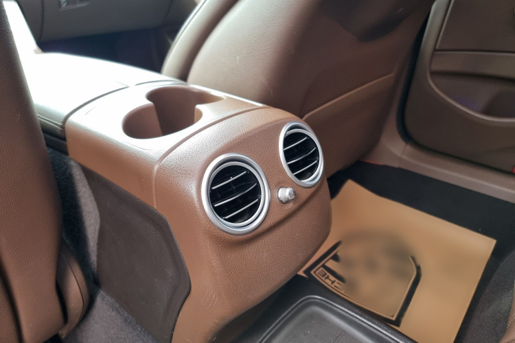 奔驰E级 2019款 改款 E 300 L 时尚型中控内饰7004