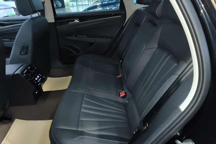 大众 帕萨特 2025款 出众款 380TSI 龙腾版中控内饰7004