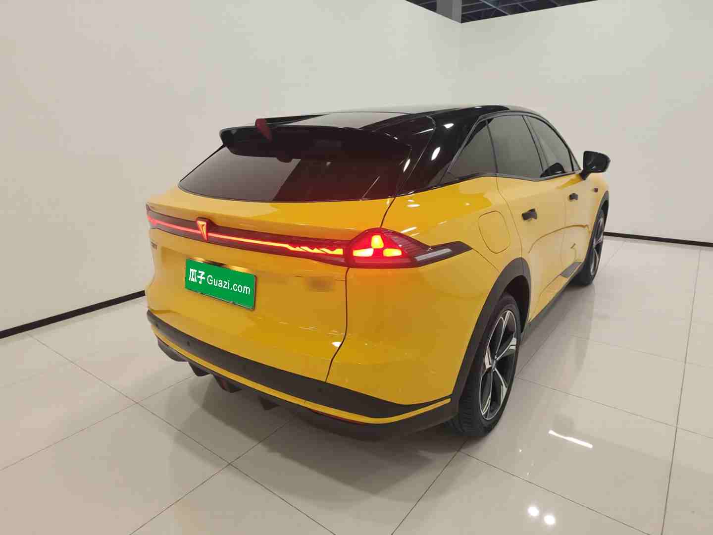 车辆右后45度外观展示