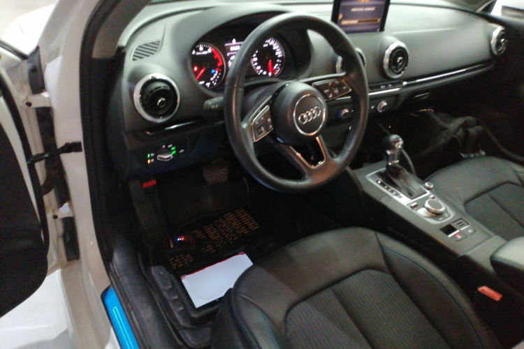 奥迪A3 2018款 30周年年型 Limousine 35 TFSI 时尚型中控内饰13