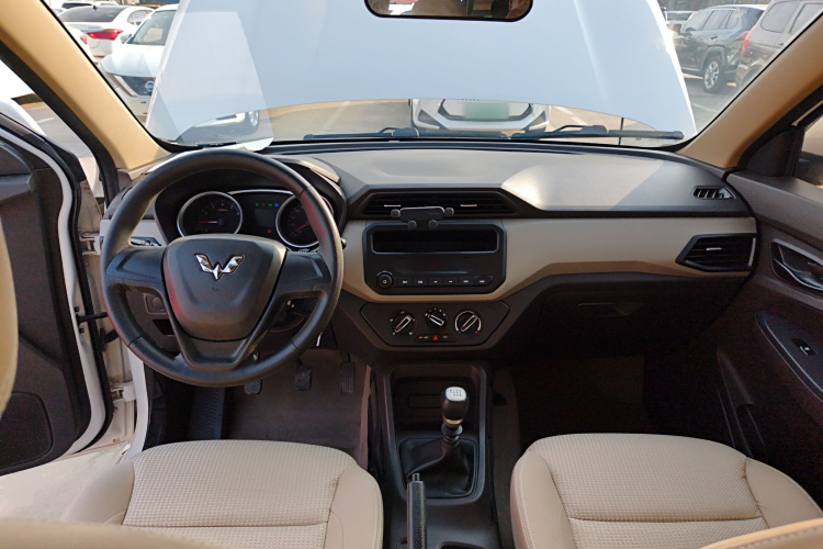 五菱汽车 五菱宏光 2019款 1.5L S标准型国VI LAR中控内饰7002