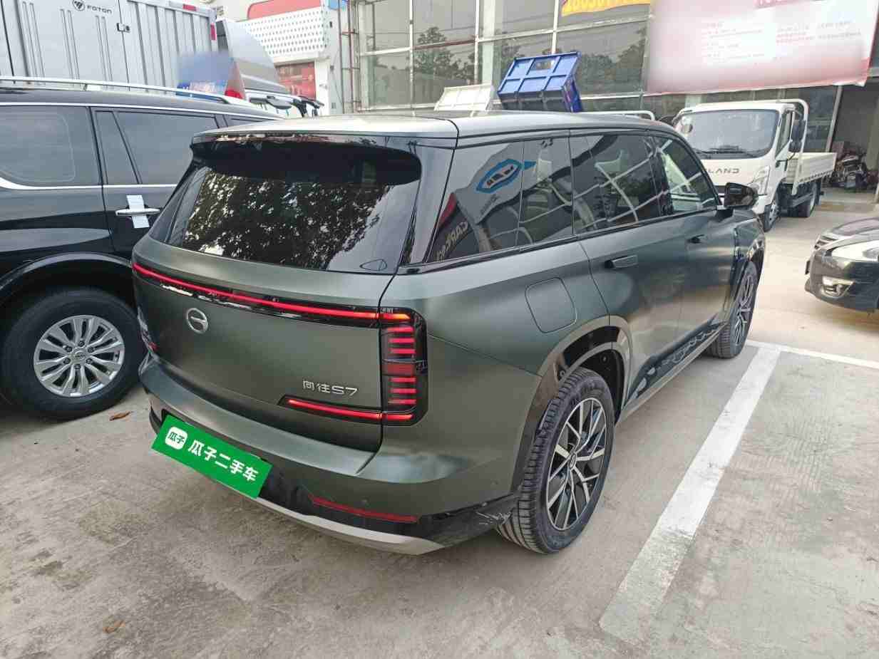 车辆右后45度侧面展示