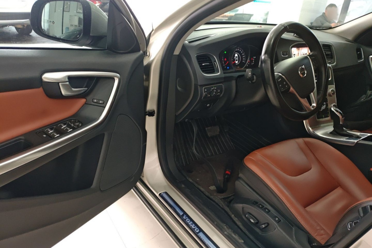 沃尔沃S60 2019款 S60L 改款 T5 智进进阶版中控内饰7003