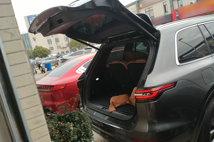 理想汽车 理想ONE 2020款 增程6座版机舱底盘23