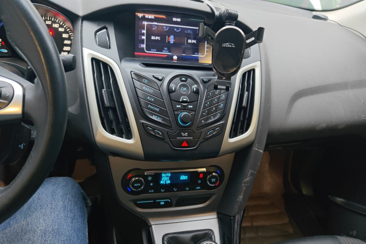 福特 福克斯 2012款 三厢 1.6L 手动风尚型局部细节16