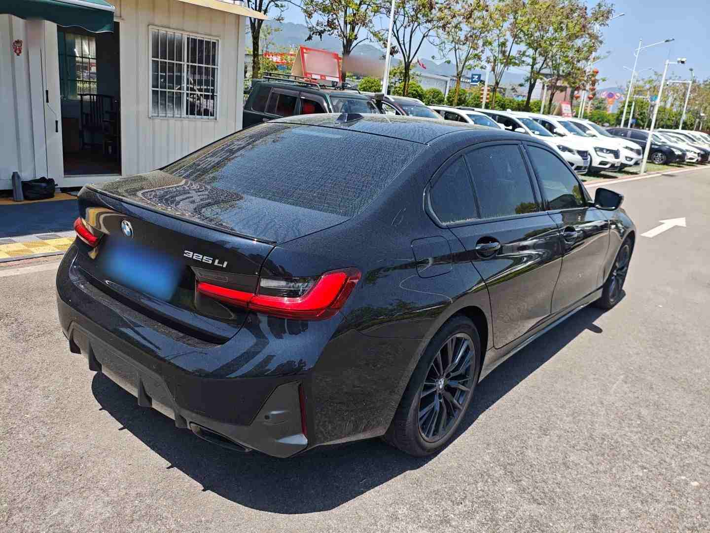 车辆右后45度视角，展示整体流线