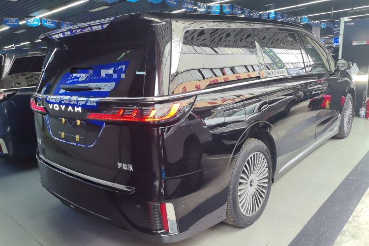 岚图汽车 岚图梦想家 2025款 PHEV 四驱尊贵鲲鹏版车身外观7