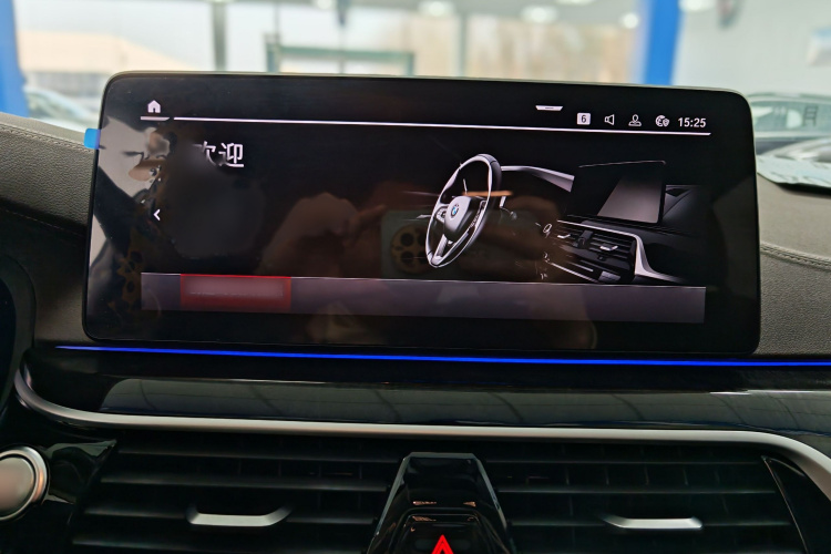 宝马5系 2022款 改款二 525Li 豪华套装中控内饰7005