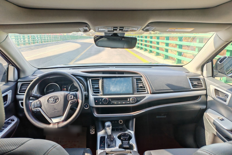 丰田 汉兰达 2018款 2.0T 四驱豪华版 7座 国V中控内饰7002