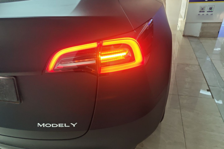 特斯拉 Model Y 2021款 标准续航后驱版车身外观9