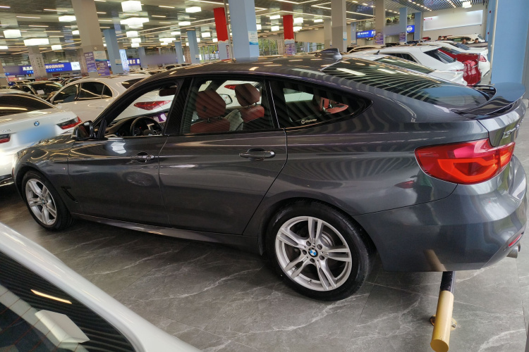 宝马3系GT 2019款 320i M运动型车身外观4