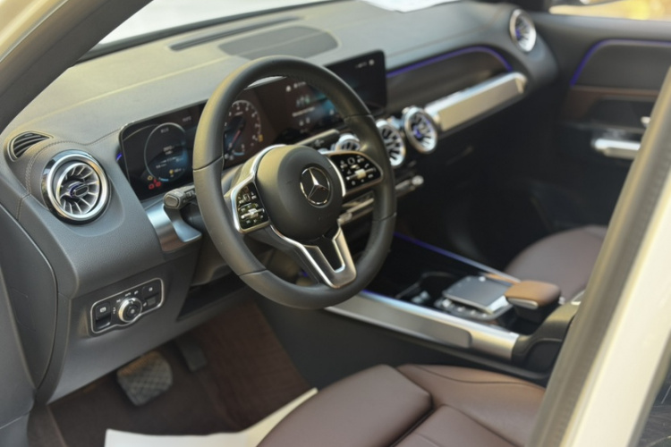 奔驰GLB 2023款 GLB 220 动感型中控内饰7010