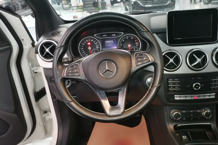 奔驰B级 2015款 B 200 动感型中控内饰13