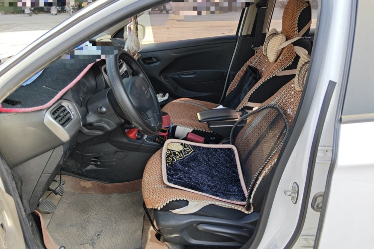 标致301 2016款 1.6L 手动舒适版中控内饰19