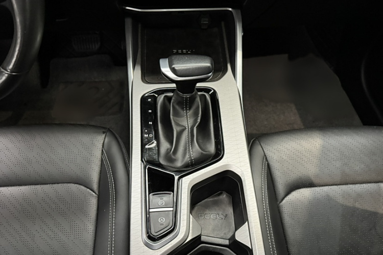 吉利汽车 帝豪 2023款 第4代冠军版 1.5L CVT尊贵型中控内饰7004