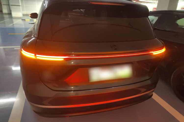 蔚来ES8 2024款 100kWh 签名版车身外观6