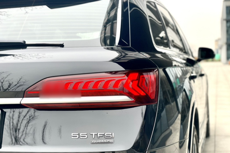 奥迪Q7 2020款 55 TFSI quattro S line运动型车身外观6005