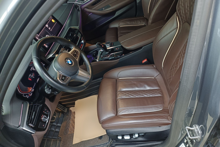 宝马5系(进口) 2022款 改款 540i 风尚版 M运动套装中控内饰19