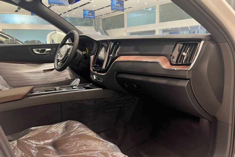 沃尔沃XC60 2025款 B5 四驱智远豪华版中控内饰7009