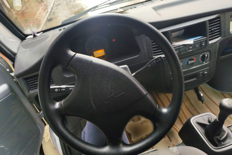 五菱汽车 五菱之光 2023款 1.5L 实用型 5/7座中控内饰13