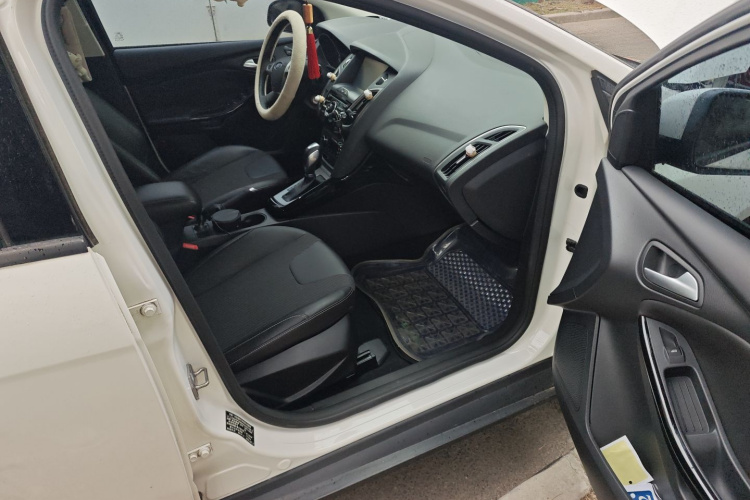 福特 福克斯 2012款 三厢 1.6L 自动风尚型局部细节9005