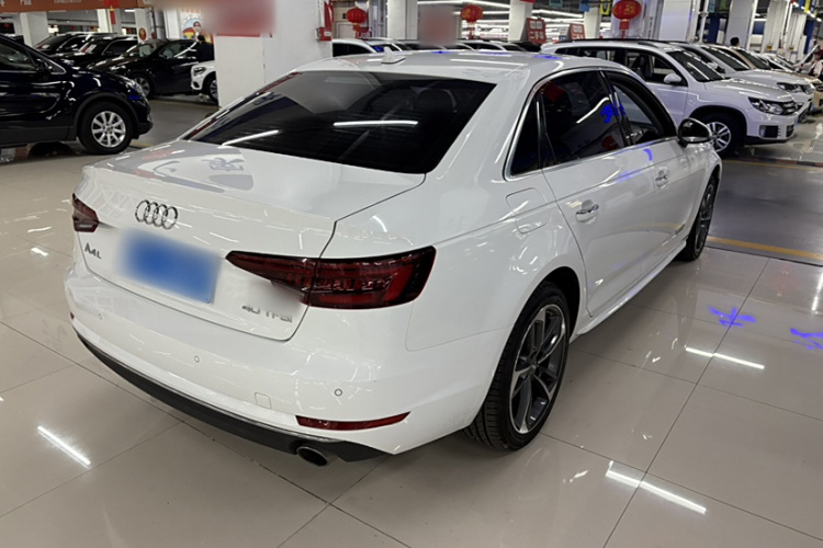 奥迪A4L 2018款 30周年年型 40 TFSI 进取型局部细节9012