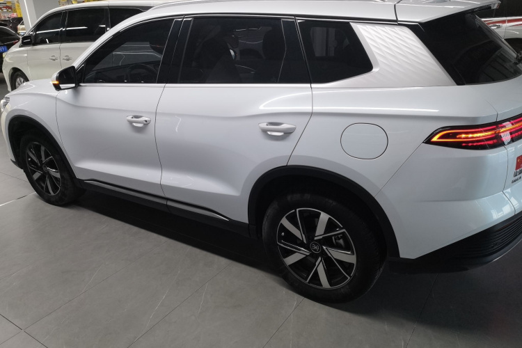 比亚迪 宋Pro新能源 2023款 冠军版 DM-i 71KM领航型车身外观4