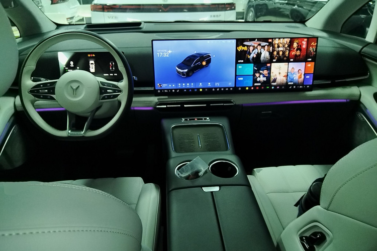 岚图汽车 岚图梦想家 2025款 PHEV 四驱旗舰鲲鹏版中控内饰12