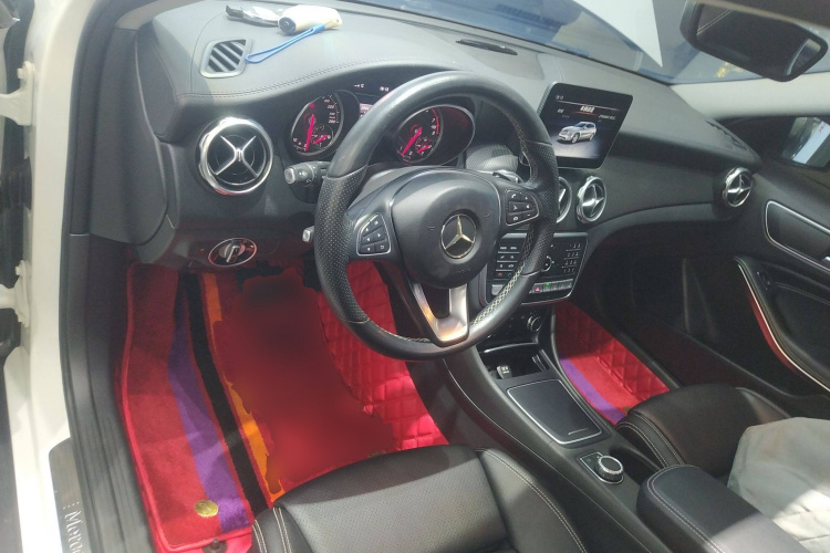 奔驰GLA 2018款 GLA 220 4MATIC 运动型中控内饰12