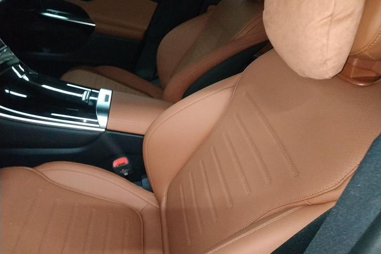 奔驰GLC 2024款  改款 GLC 260 L 4MATIC 豪华型 5座中控内饰19