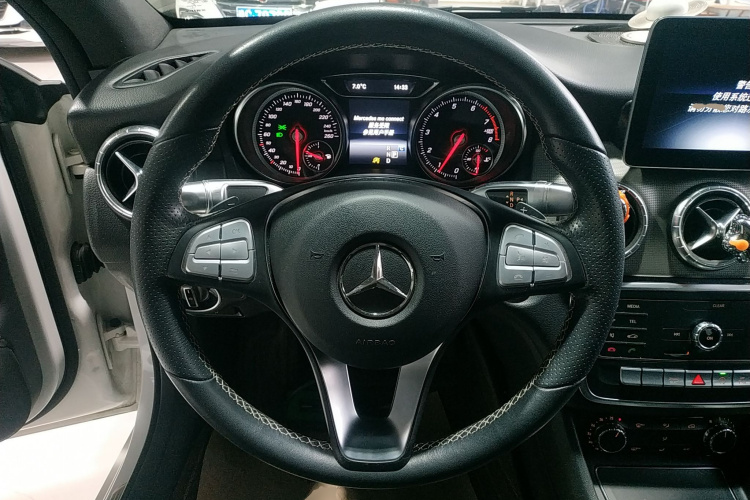 奔驰CLA 2018款 CLA 200 时尚型中控内饰13