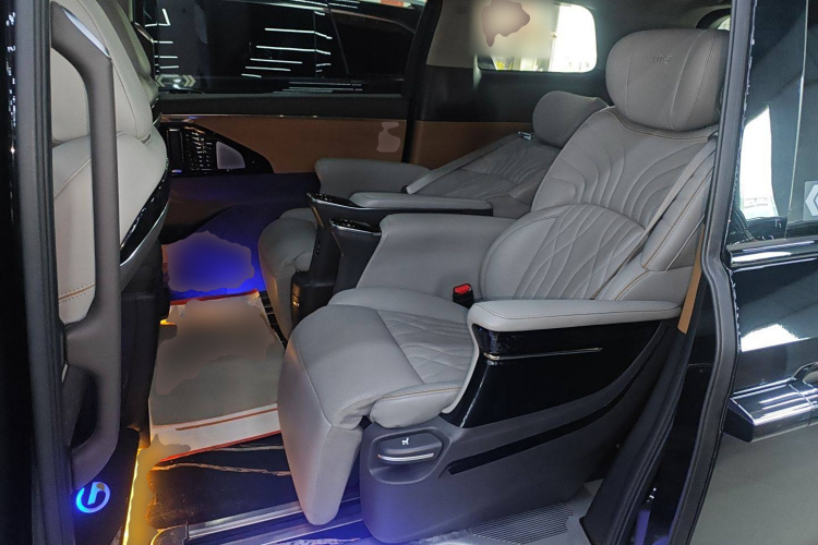 广汽传祺 传祺M8 2024款 大师系列 400T 至尊版中控内饰21