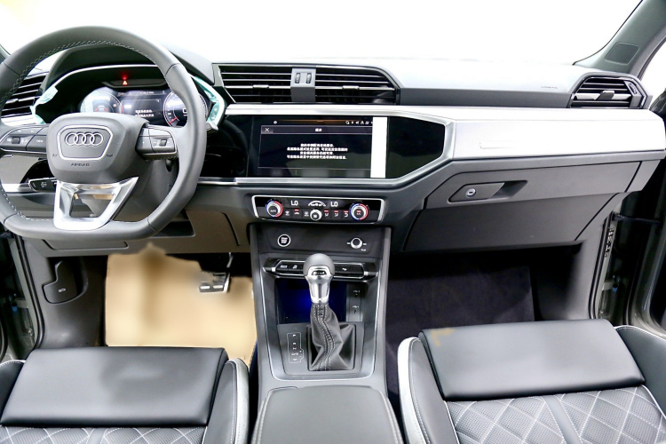 奥迪Q3 2024款 40 TFSI 时尚动感型中控内饰7002