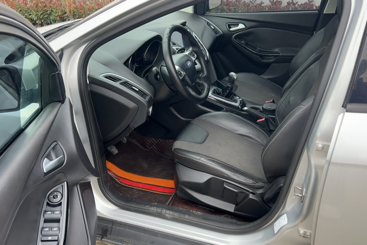 福特 福克斯 2012款 三厢 1.6L 手动风尚型中控内饰7004