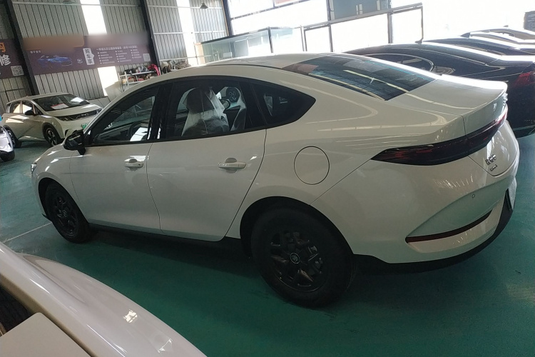 比亚迪 秦PLUS 2025款 DM-i 智驾版 55KM领先型车身外观4