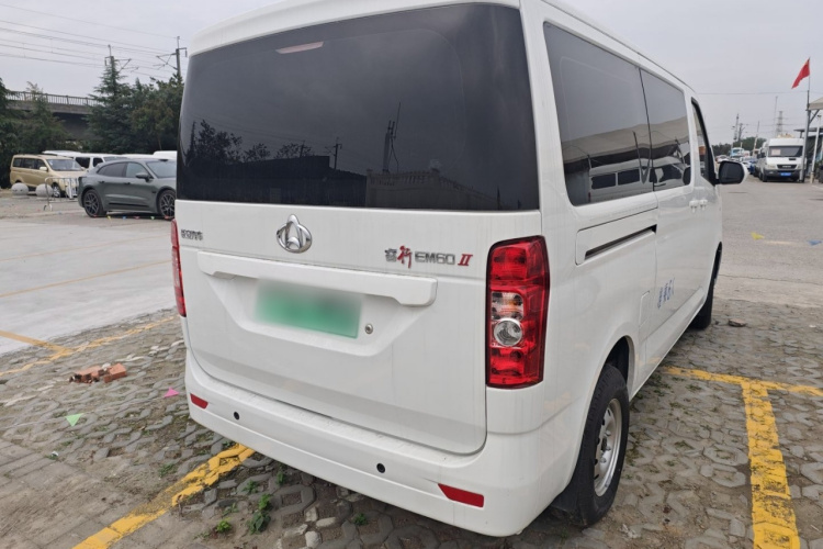 长安凯程 长安睿行EM60 2025款 客运版 舒适型 6座 300km 背掀门车身外观7