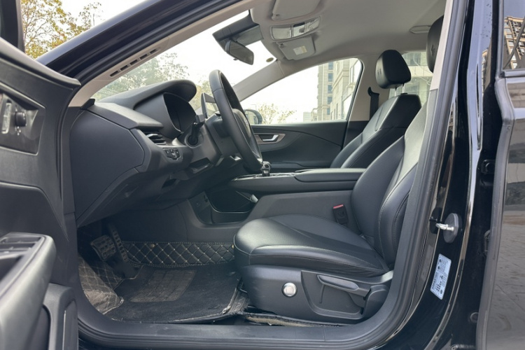 红旗E-QM5 2022款 431km 充电乐享版中控内饰7001