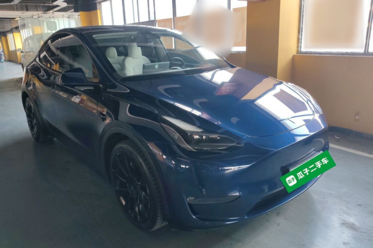 特斯拉 Model Y 2021款 长续航全轮驱动版车身外观3