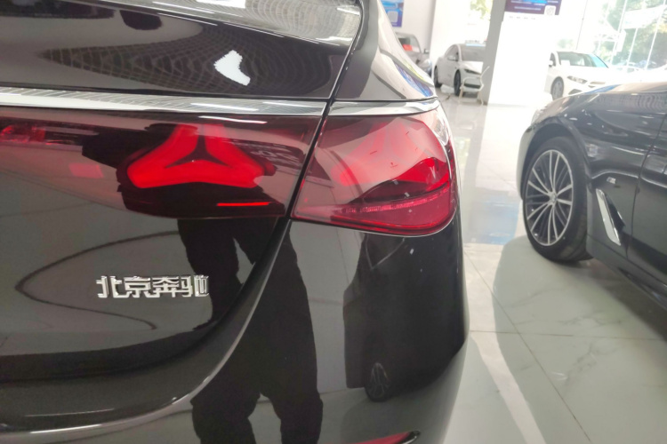 奔驰E级 2025款 改款 E 260 L车身外观9