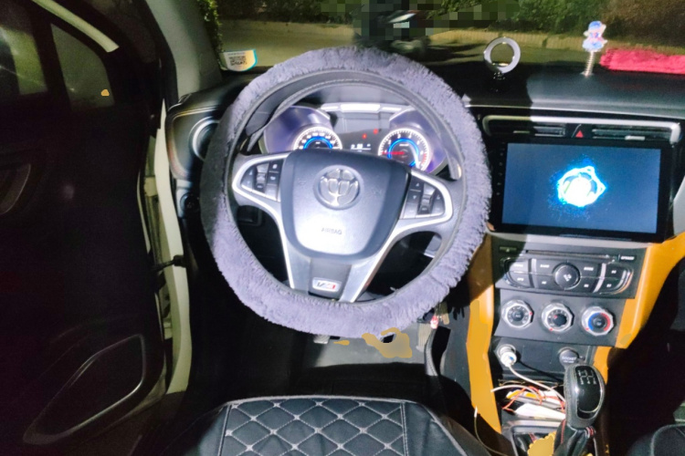 中华V3 2016款 1.5L 手动舒适型中控内饰13