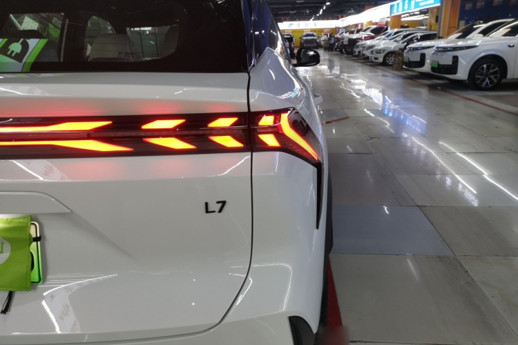 吉利银河 银河L7 2024款 1.5T 115km 星舰 龙腾版车身外观9