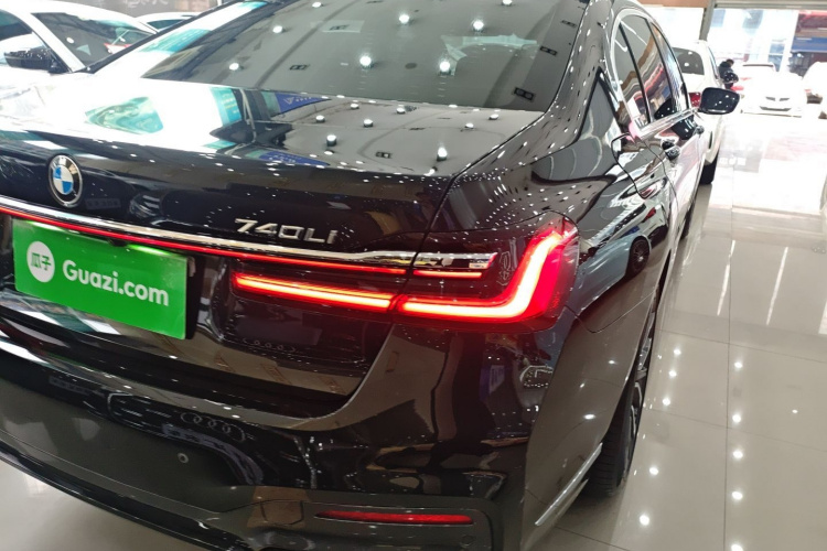 宝马7系 2019款 改款 740Li 领先型 M运动套装车身外观9
