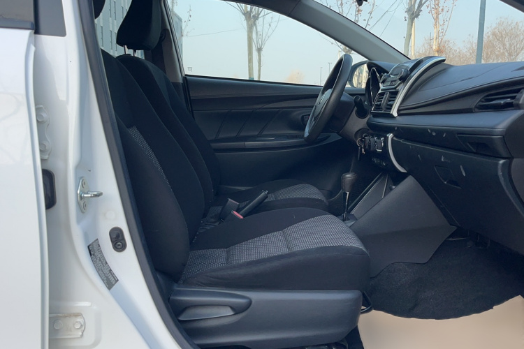 丰田 威驰 2014款 1.5L 自动智臻版中控内饰7001